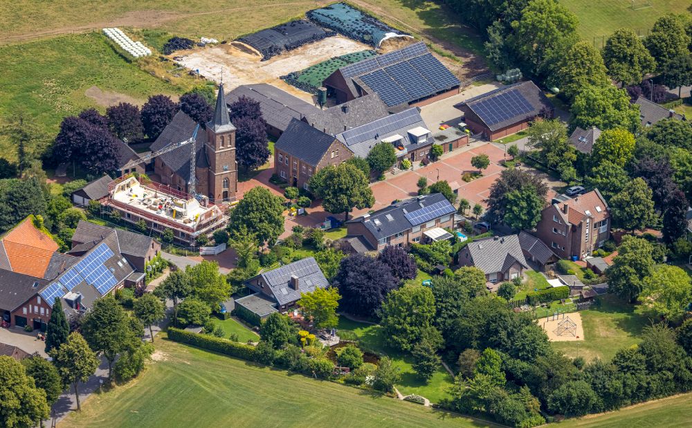 Luftaufnahme Hamminkeln - Kirchengebäude St. Antonius mit Neubau - Baustelle in Hamminkeln im Bundesland Nordrhein-Westfalen, Deutschland