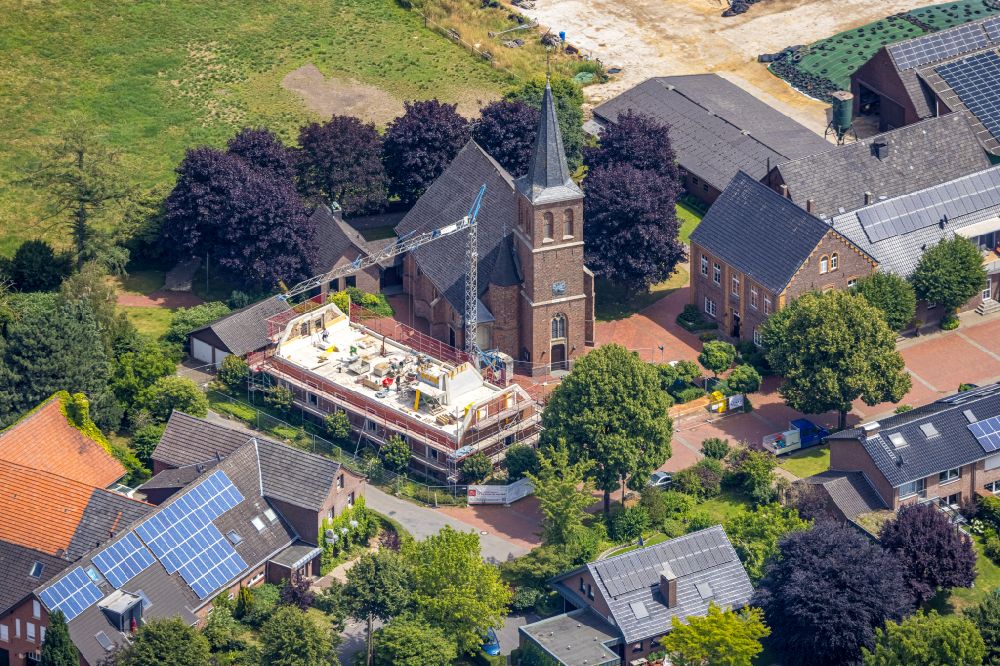 Hamminkeln von oben - Kirchengebäude St. Antonius mit Neubau - Baustelle in Hamminkeln im Bundesland Nordrhein-Westfalen, Deutschland