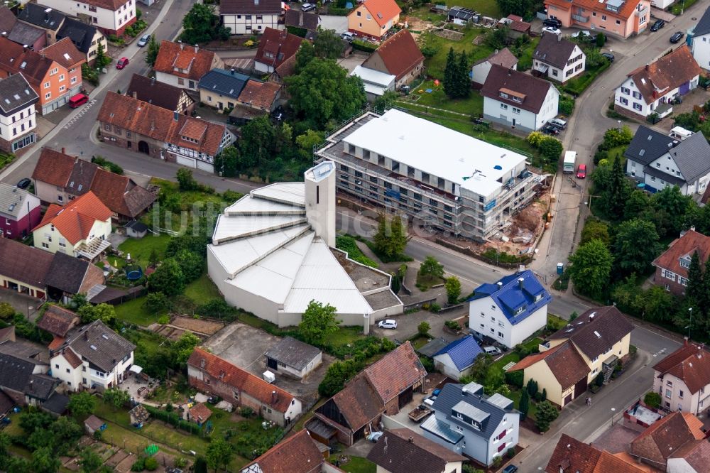 Luftbild Ettlingen - Kirchengebäude der St. Antonius im Ortsteil Spessart in Ettlingen im Bundesland Baden-Württemberg, Deutschland