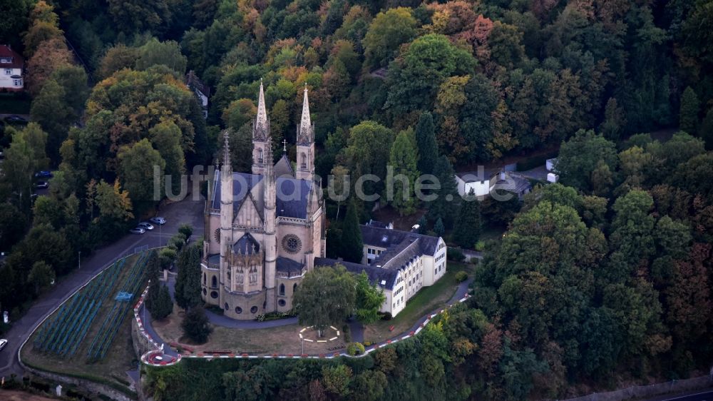 Remagen von oben - Kirchengebäude der Apolinaris Kirche in Remagen im Bundesland Rheinland-Pfalz, Deutschland