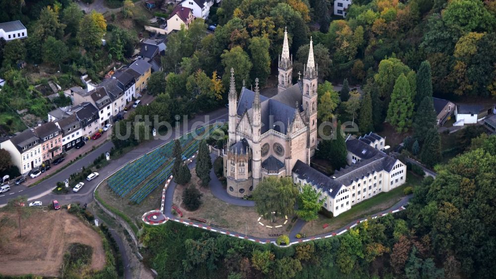Remagen aus der Vogelperspektive: Kirchengebäude der Apolinaris Kirche in Remagen im Bundesland Rheinland-Pfalz, Deutschland