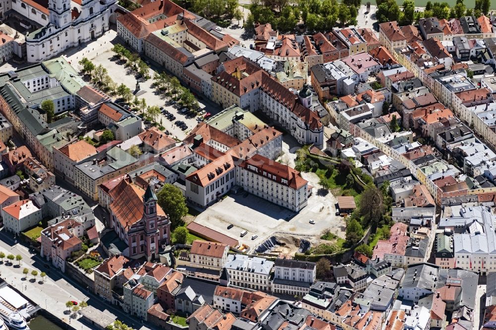 Luftaufnahme Passau - Kirchengebäude und Archiv des Bistum Passau in Passau im Bundesland Bayern, Deutschland