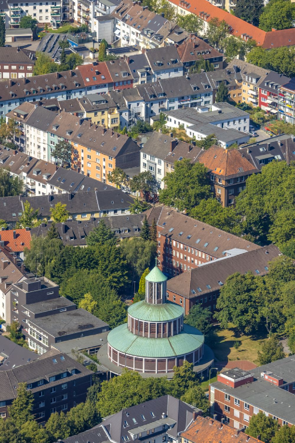Luftaufnahme Essen - Kirchengebäude Auferstehungskirche in Essen im Bundesland Nordrhein-Westfalen, Deutschland