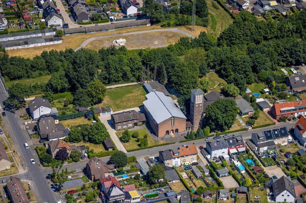 Luftaufnahme Habinghorst - Kirchengebäude St. Barbara in Habinghorst im Bundesland Nordrhein-Westfalen, Deutschland