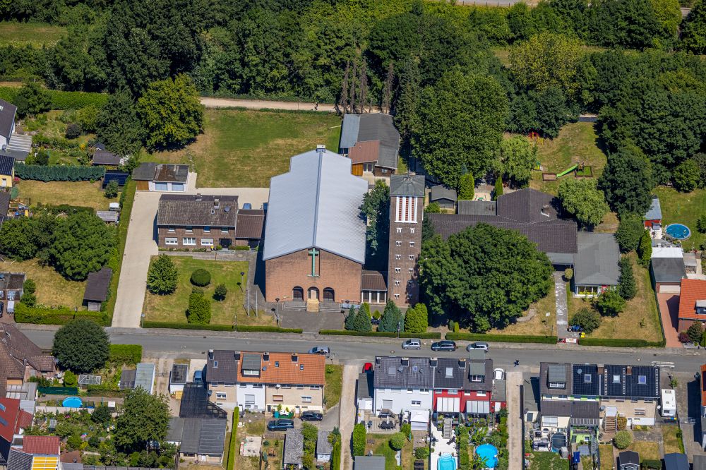 Habinghorst von oben - Kirchengebäude St. Barbara in Habinghorst im Bundesland Nordrhein-Westfalen, Deutschland