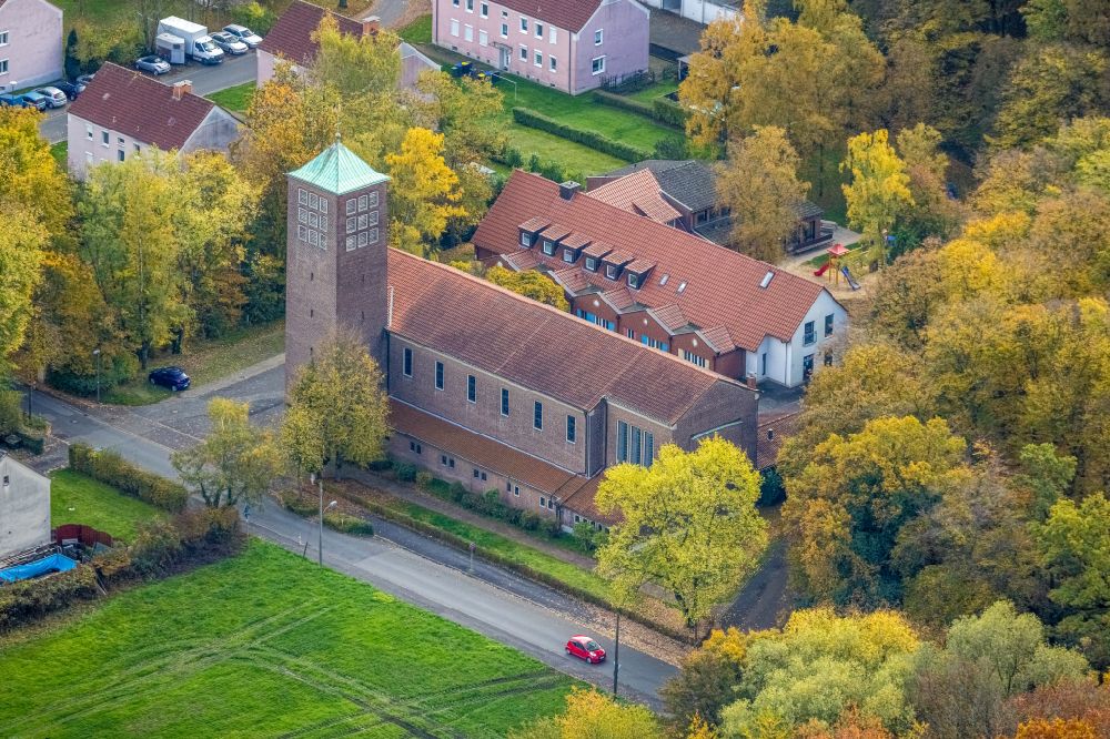 Bergkamen aus der Vogelperspektive: Kirchengebäude St.-Barbara-Kirche in Bergkamen im Bundesland Nordrhein-Westfalen, Deutschland
