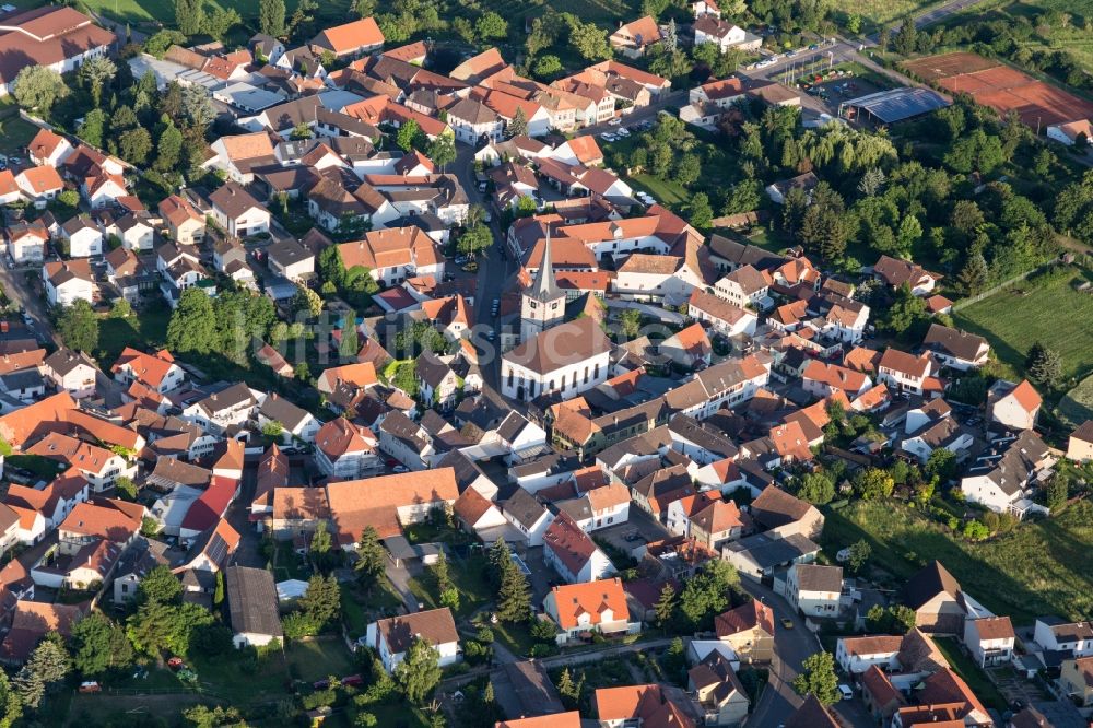 Laumersheim von oben - Kirchengebäude von St. Bartholomäus in der Ortsmitte in Laumersheim im Bundesland Rheinland-Pfalz, Deutschland