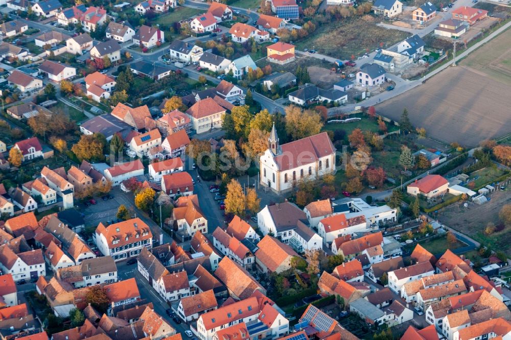 Zeiskam aus der Vogelperspektive: Kirchengebäude von St. Bartholomäus in Zeiskam im Bundesland Rheinland-Pfalz, Deutschland