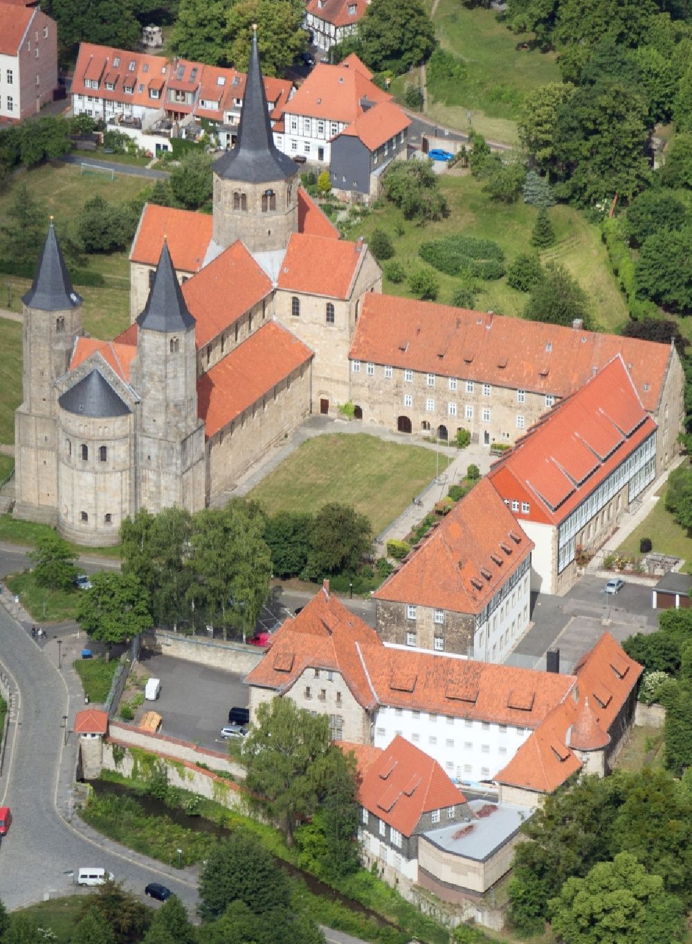 Luftbild Hildesheim - Kirchengebäude Basilika St. Godehard in Hildesheim im Bundesland Niedersachsen