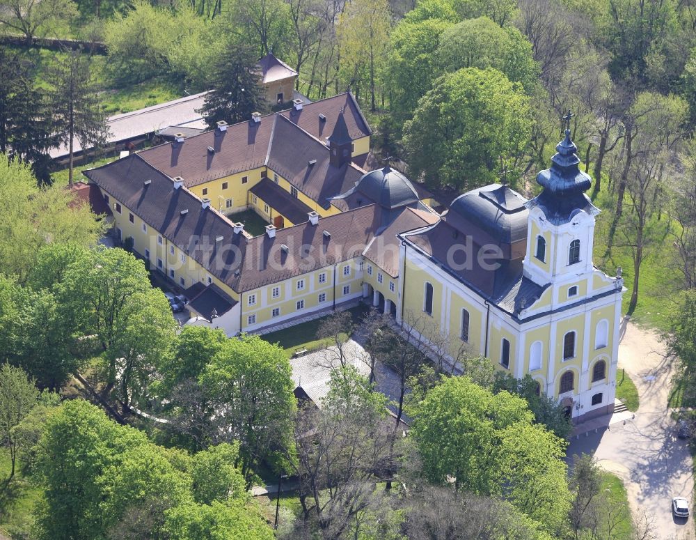 Luftbild Gödöllö - Kirchengebäude Basilika Mariä Himmelfahrt in Gödöllö in Komitat Pest, Ungarn