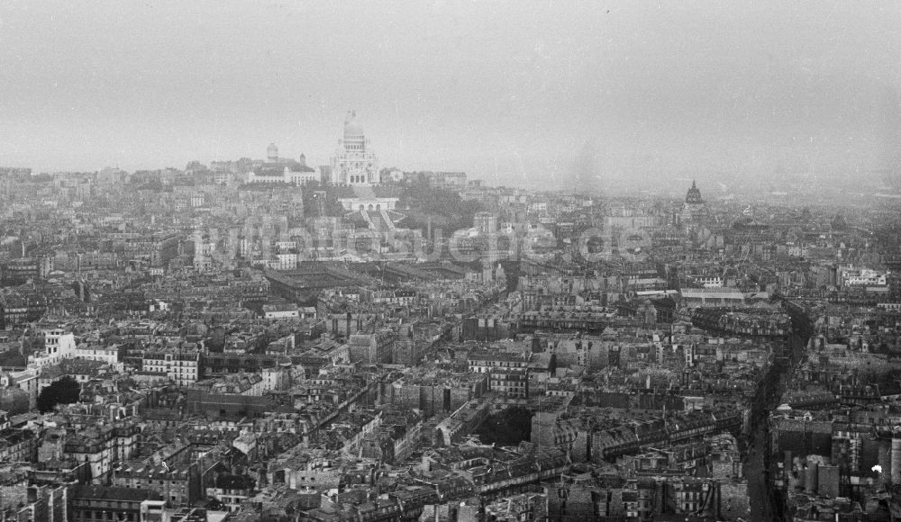 Luftaufnahme Paris - Kirchengebäude Basilika Sacre-Coeur in Paris in Ile-de-France, Frankreich