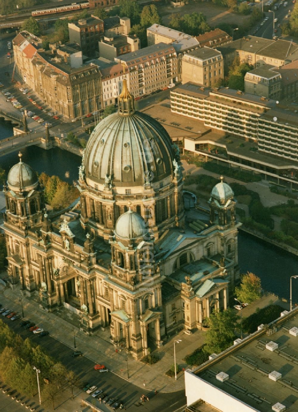 Luftaufnahme Berlin - Kirchengebäude Berliner Dom im Ortsteil Mitte in Berlin, Deutschland