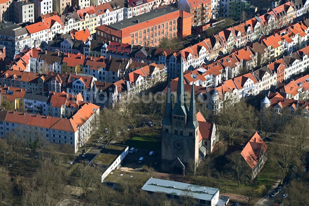 Luftaufnahme Hannover - Kirchengebäude der Bethlehemkirche im Ortsteil Linden-Limmer in Hannover im Bundesland Niedersachsen, Deutschland