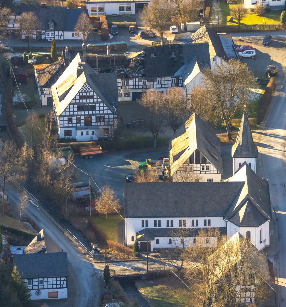Schmallenberg von oben - Kirchengebäude St. Blasius in Westfeld im Bundesland Nordrhein-Westfalen, Deutschland