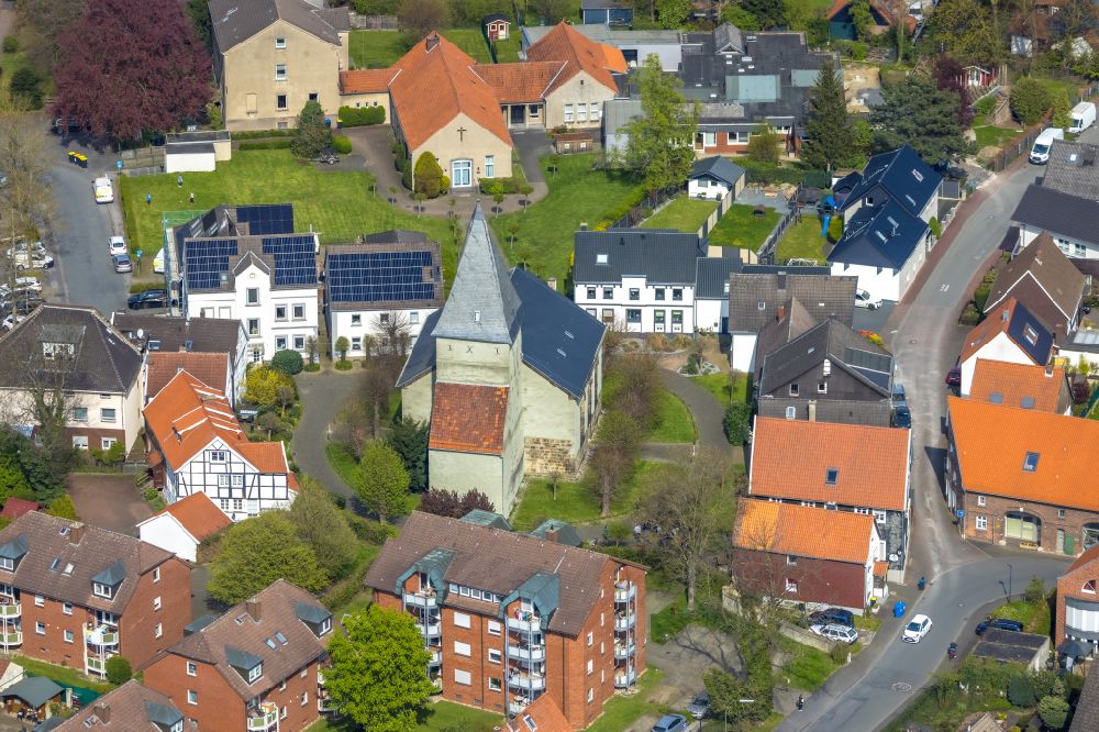 Bönen von oben - Kirchengebäude in Bönen im Bundesland Nordrhein-Westfalen, Deutschland