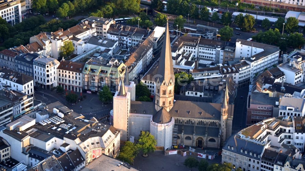 Bonn von oben - Kirchengebäude Bonner Münster am Martinsplatz in Bonn im Bundesland Nordrhein-Westfalen, Deutschland