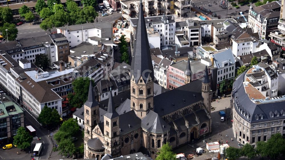Bonn von oben - Kirchengebäude Bonner Münster am Münsterplatz in Bonn im Bundesland Nordrhein-Westfalen, Deutschland