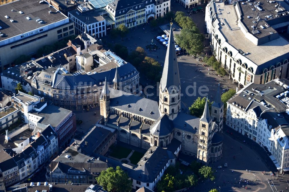 Luftaufnahme Bonn - Kirchengebäude Bonner Münster am Münsterplatz in Bonn im Bundesland Nordrhein-Westfalen, Deutschland