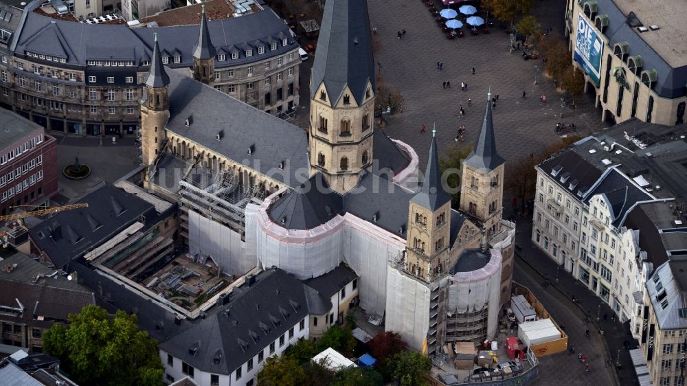 Bonn von oben - Kirchengebäude Bonner Münster am Münsterplatz in Bonn im Bundesland Nordrhein-Westfalen, Deutschland