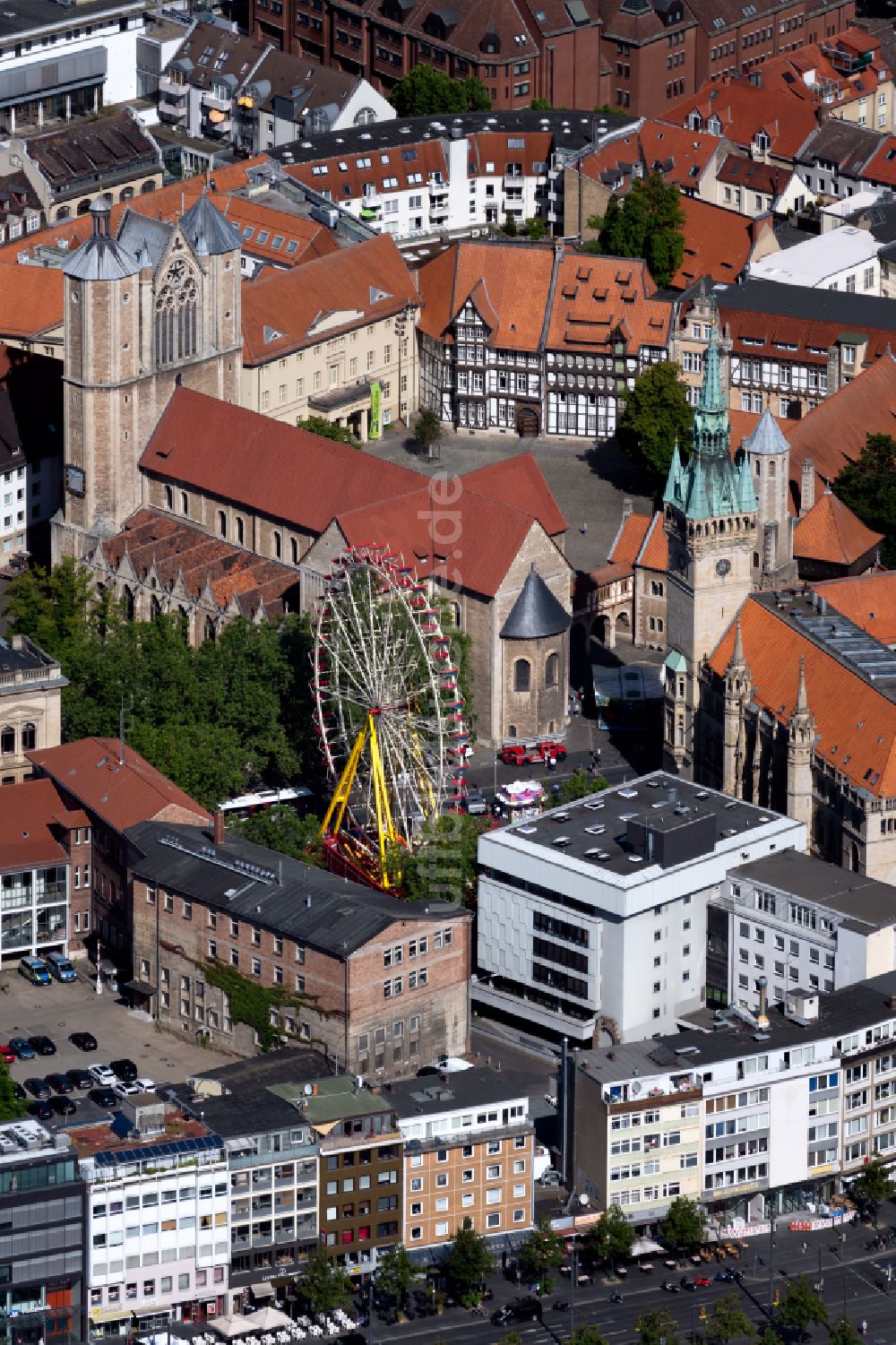 Luftaufnahme Braunschweig - Kirchengebäude des Braunschweiger Dom am Domplatz in Braunschweig im Bundesland Niedersachsen, Deutschland