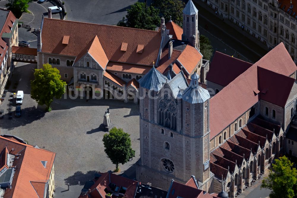 Luftbild Braunschweig - Kirchengebäude des Braunschweiger Dom am Domplatz in Braunschweig im Bundesland Niedersachsen, Deutschland
