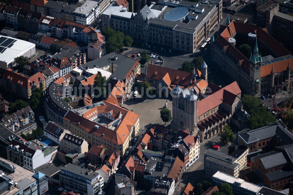 Luftaufnahme Braunschweig - Kirchengebäude des Braunschweiger Dom am Domplatz in Braunschweig im Bundesland Niedersachsen, Deutschland