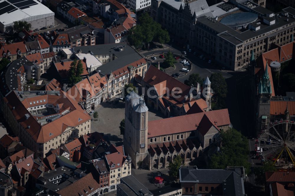 Braunschweig von oben - Kirchengebäude des Braunschweiger Dom am Domplatz in Braunschweig im Bundesland Niedersachsen, Deutschland