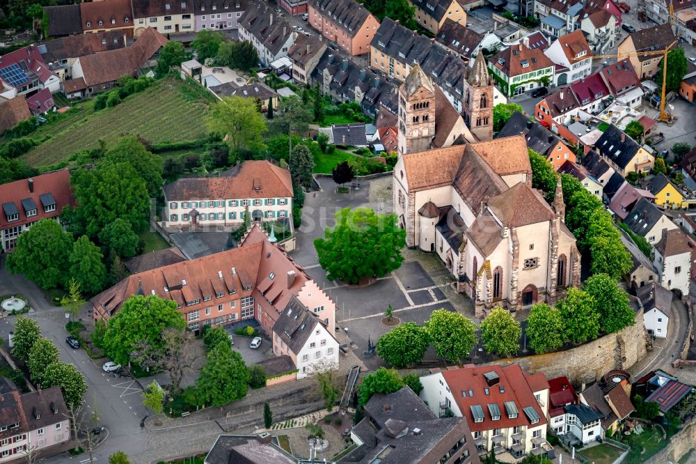 Luftaufnahme Breisach am Rhein - Kirchengebäude Breisacher Münster St. Stephan in Breisach am Rhein im Bundesland Baden-Württemberg, Deutschland