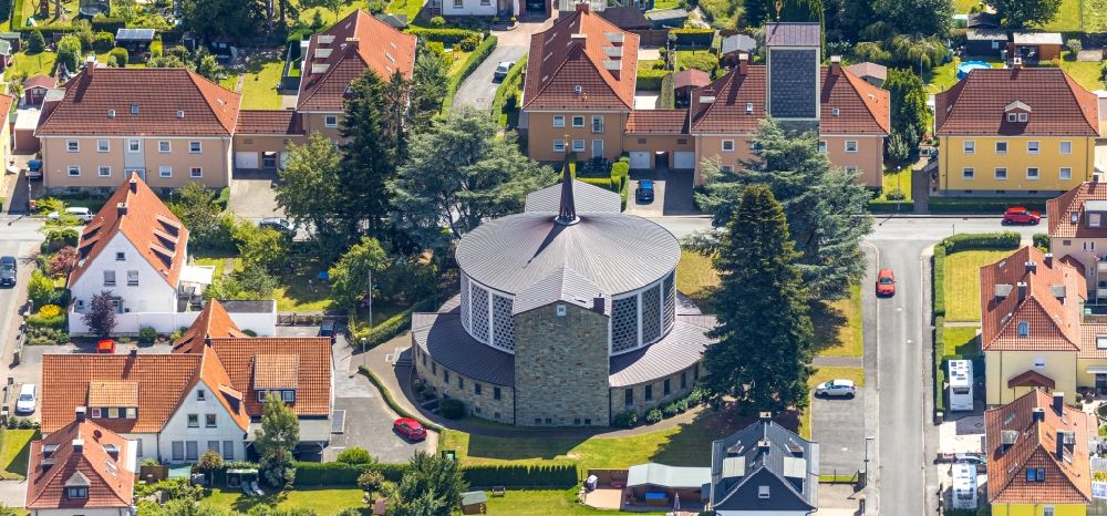 Luftbild Soest - Kirchengebäude der St. Bruno Kirche an der Akazienstraße in Soest im Bundesland Nordrhein-Westfalen, Deutschland
