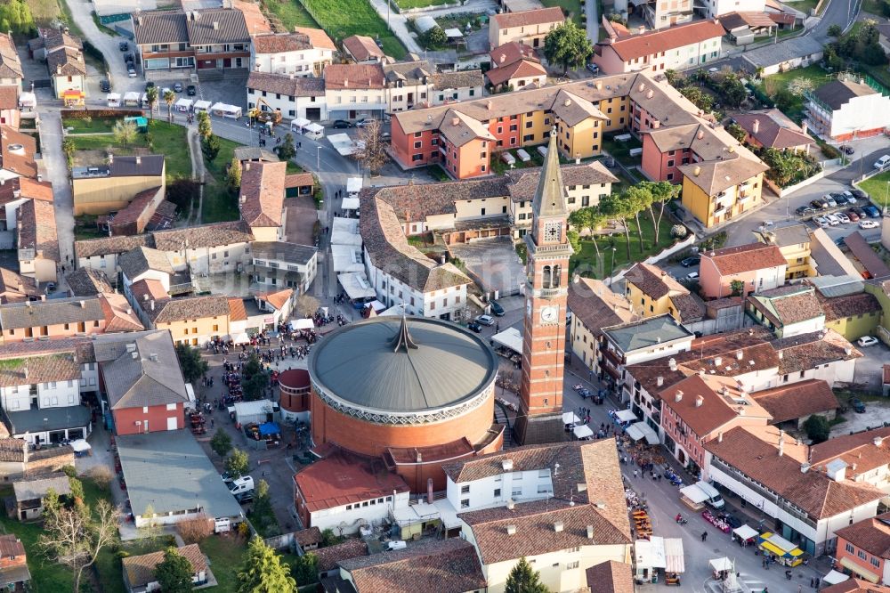 Gonars aus der Vogelperspektive: Kirchengebäude von Chiesa di San Canziano Martire im Altstadt- Zentrum in Gonars in Friuli-Venezia Giulia, Italien
