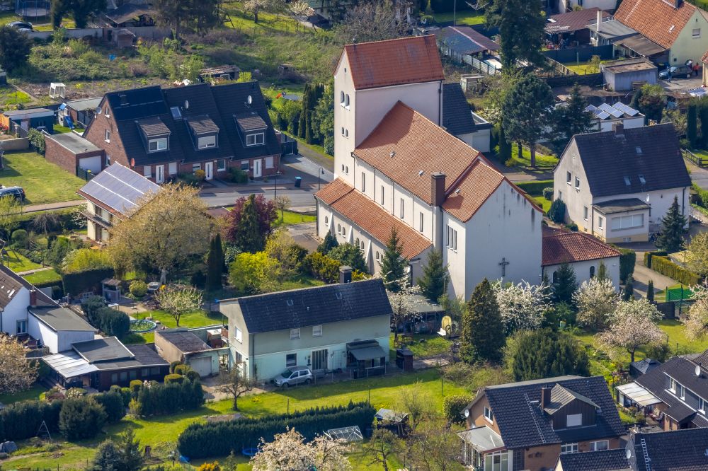 Bönen von oben - Kirchengebäude Christ König in Bönen im Bundesland Nordrhein-Westfalen, Deutschland