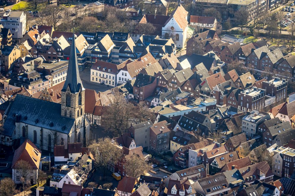 Werne von oben - Kirchengebäude der St. Christophorus Kirche im Altstadt- Zentrum in Werne im Bundesland Nordrhein-Westfalen, Deutschland