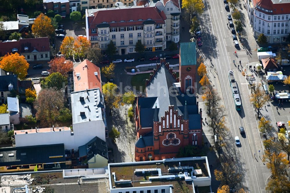 Luftaufnahme Berlin - Kirchengebäude Christophoruskirche in Berlin, Deutschland