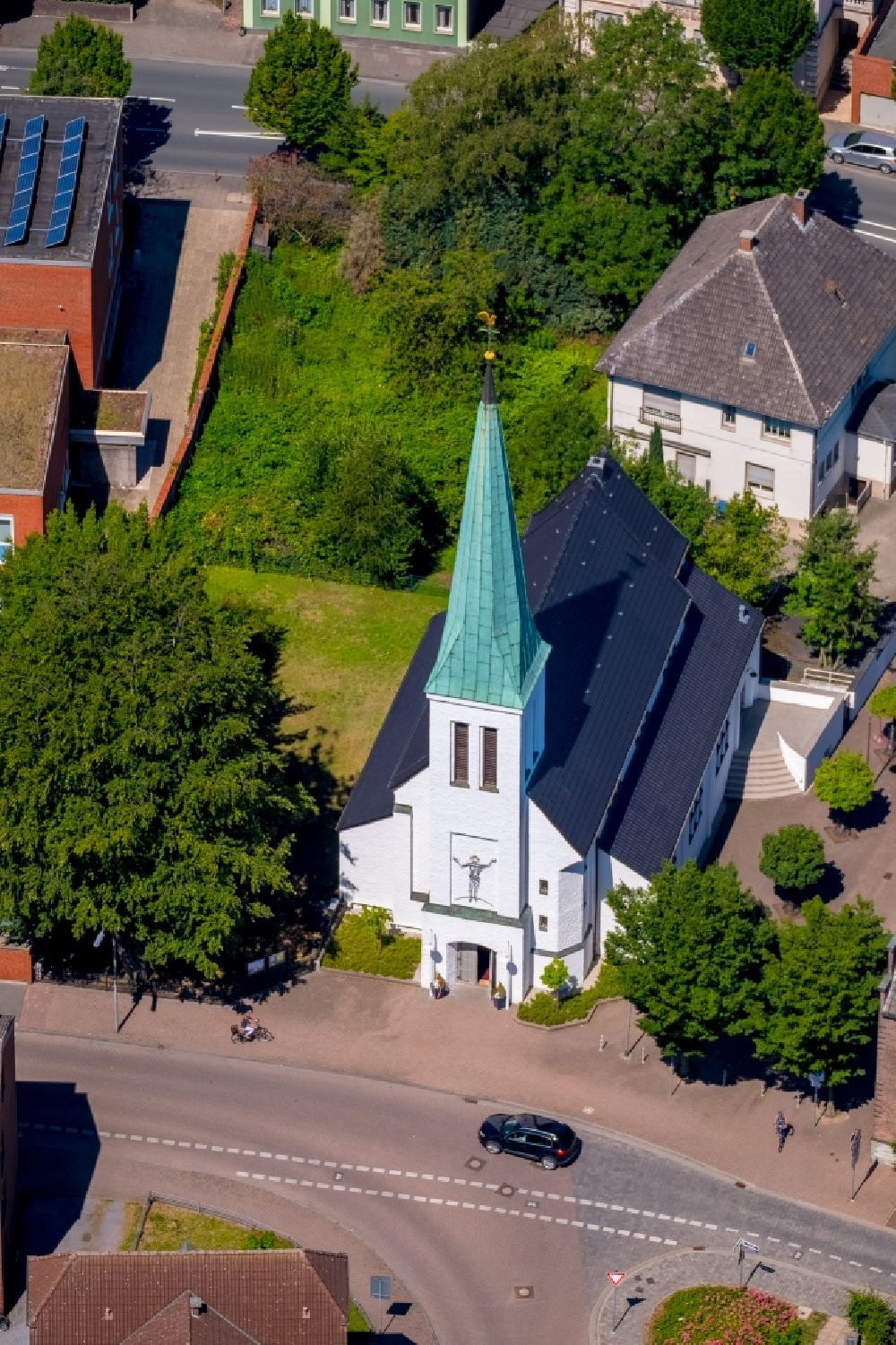 Beckum aus der Vogelperspektive: Kirchengebäude der Christus-Kirche in Beckum im Bundesland Nordrhein-Westfalen, Deutschland