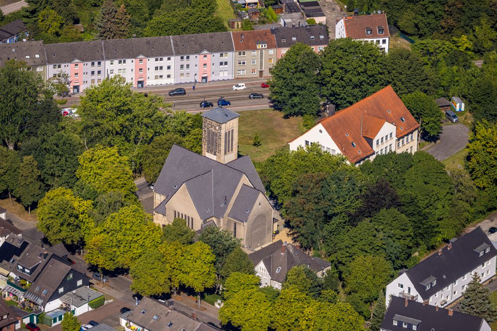 Gelsenkirchen von oben - Kirchengebäude Christus-Kirche in Gelsenkirchen im Bundesland Nordrhein-Westfalen, Deutschland
