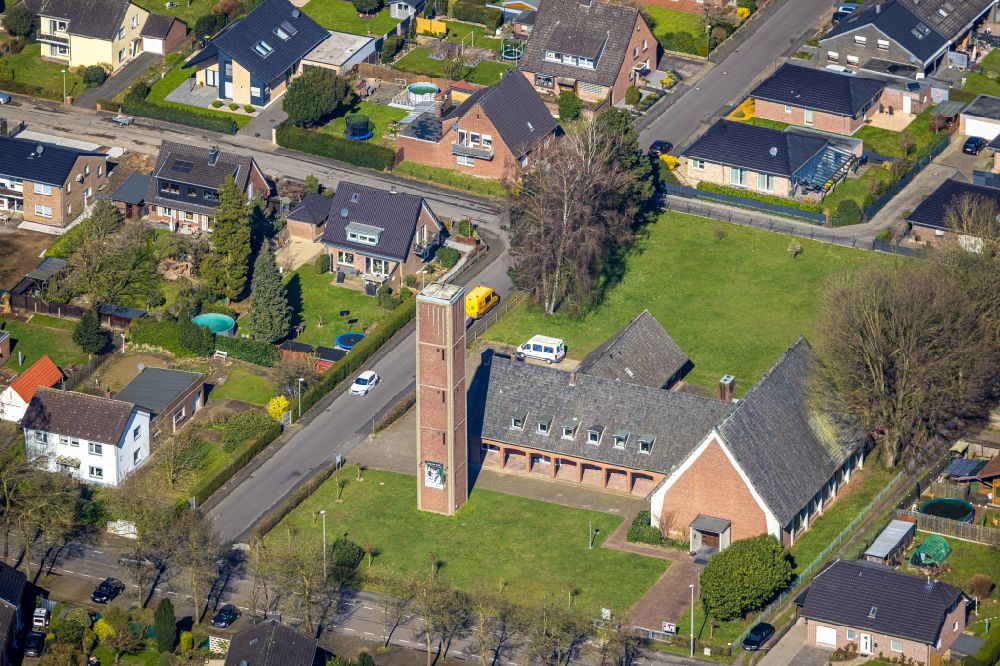 Wesel von oben - Kirchengebäude Christuskirche Flüren - Evangelische Kirchengemeinde Bislich-Diersfordt-Flüren in Wesel im Bundesland Nordrhein-Westfalen, Deutschland
