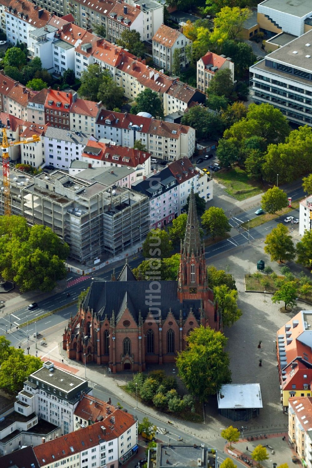 Luftaufnahme Hannover - Kirchengebäude der Christuskirche im Stadtteil Nordstadt in Hannover im Bundesland Niedersachsen