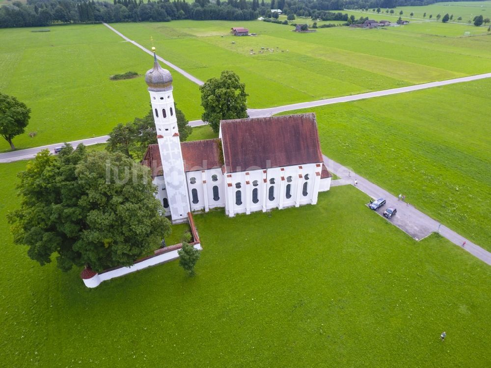 Schwangau aus der Vogelperspektive: Kirchengebäude St. Coloman in Schwangau im Bundesland Bayern, Deutschland