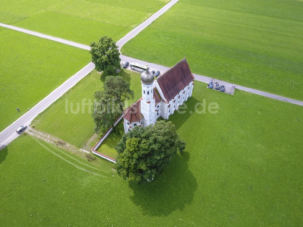 Luftaufnahme Schwangau - Kirchengebäude St. Coloman in Schwangau im Bundesland Bayern, Deutschland