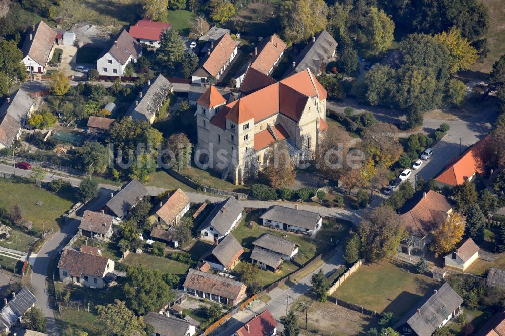 Luftaufnahme Ocsa - Kirchengebäude Ócsai Református templom in Ocsa in Komitat Pest, Ungarn