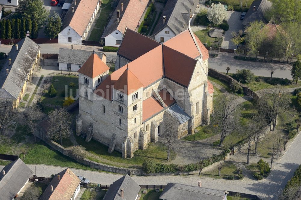 Ocsa von oben - Kirchengebäude Ócsai Református templom in Ocsa in Komitat Pest, Ungarn