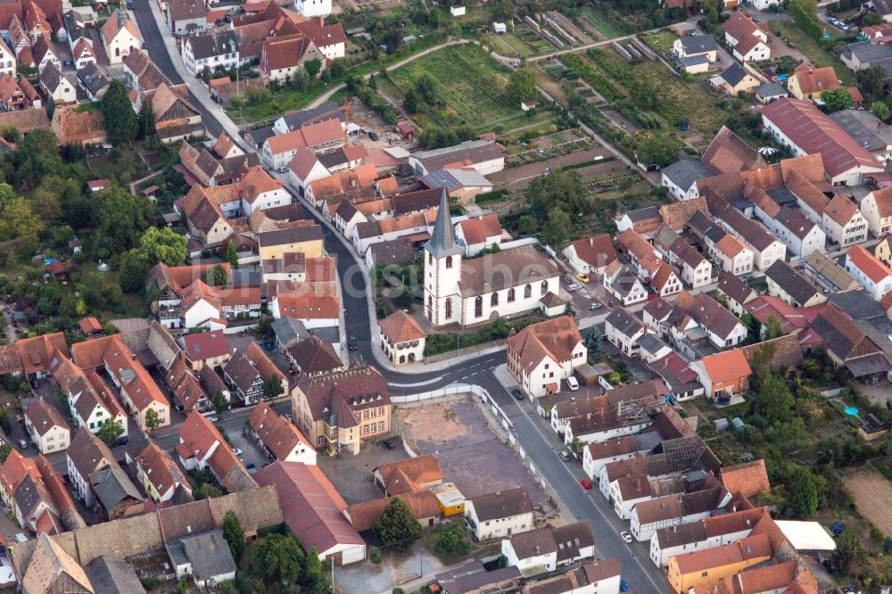 Luftbild Ottersheim bei Landau - Kirchengebäude der der katholischen Kirche in Ottersheim bei Landau im Bundesland Rheinland-Pfalz, Deutschland