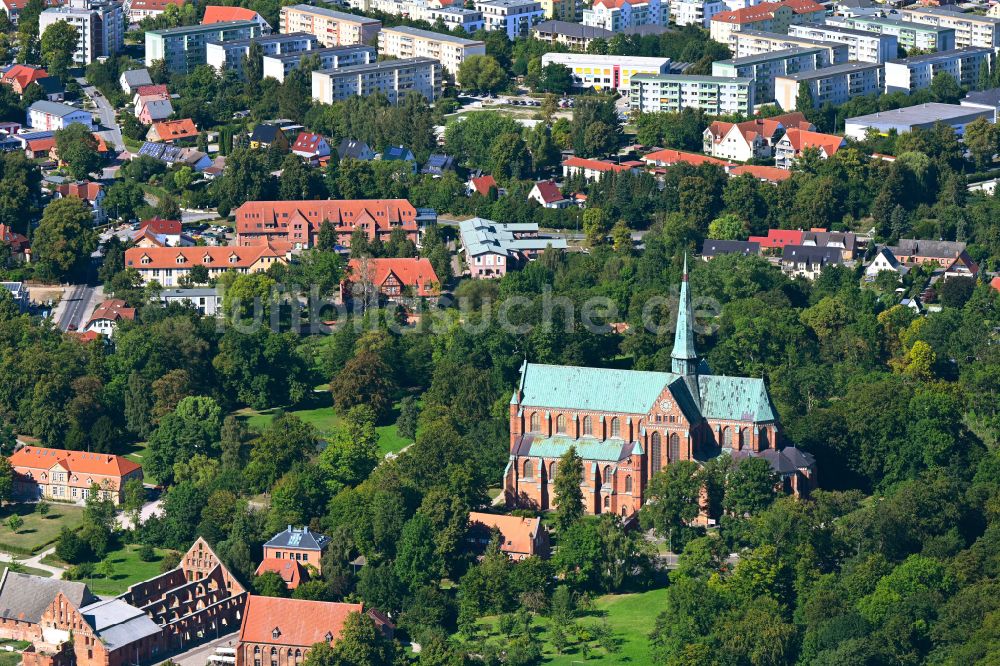 Luftaufnahme Bad Doberan - Kirchengebäude Doberaner Münster in Bad Doberan im Bundesland Mecklenburg-Vorpommern, Deutschland
