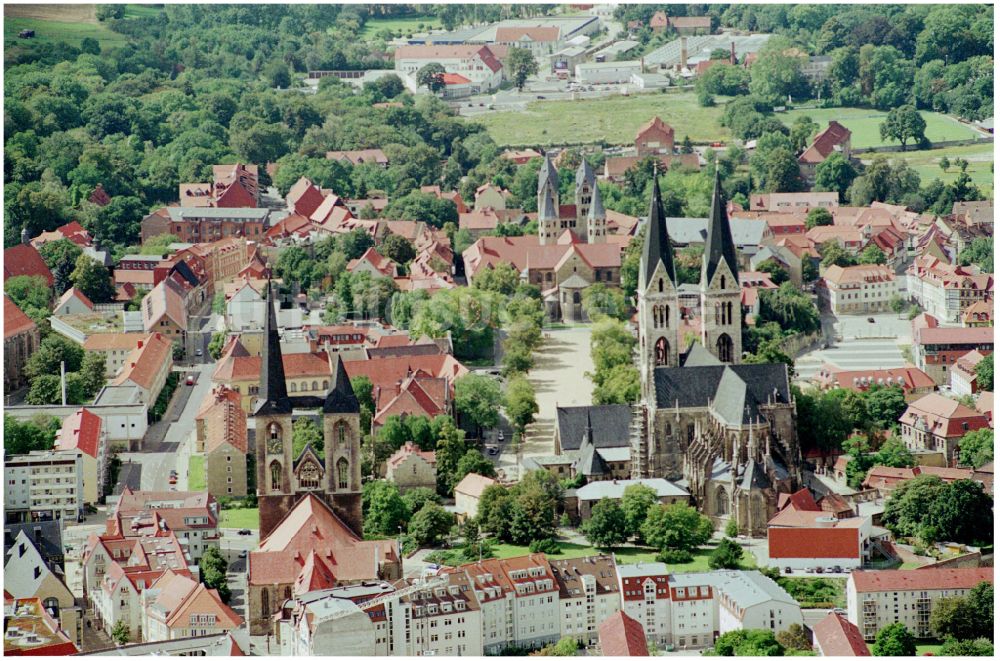 Halberstadt von oben - Kirchengebäude des Dom und Domschatz in Halberstadt im Bundesland Sachsen-Anhalt, Deutschland