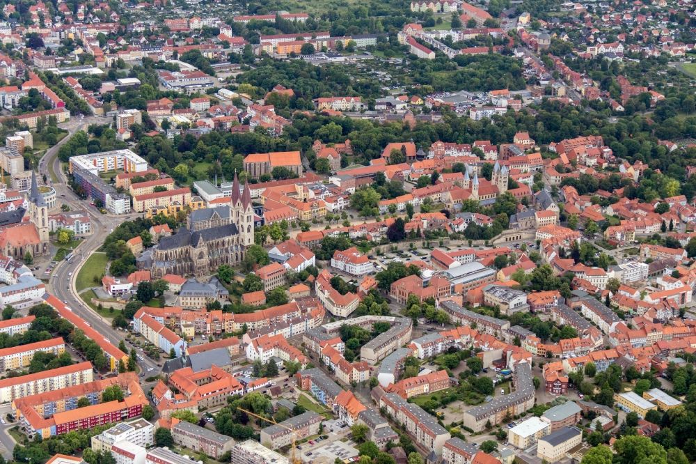 Luftbild Halberstadt - Kirchengebäude des Dom und Domschatz in Halberstadt im Bundesland Sachsen-Anhalt, Deutschland