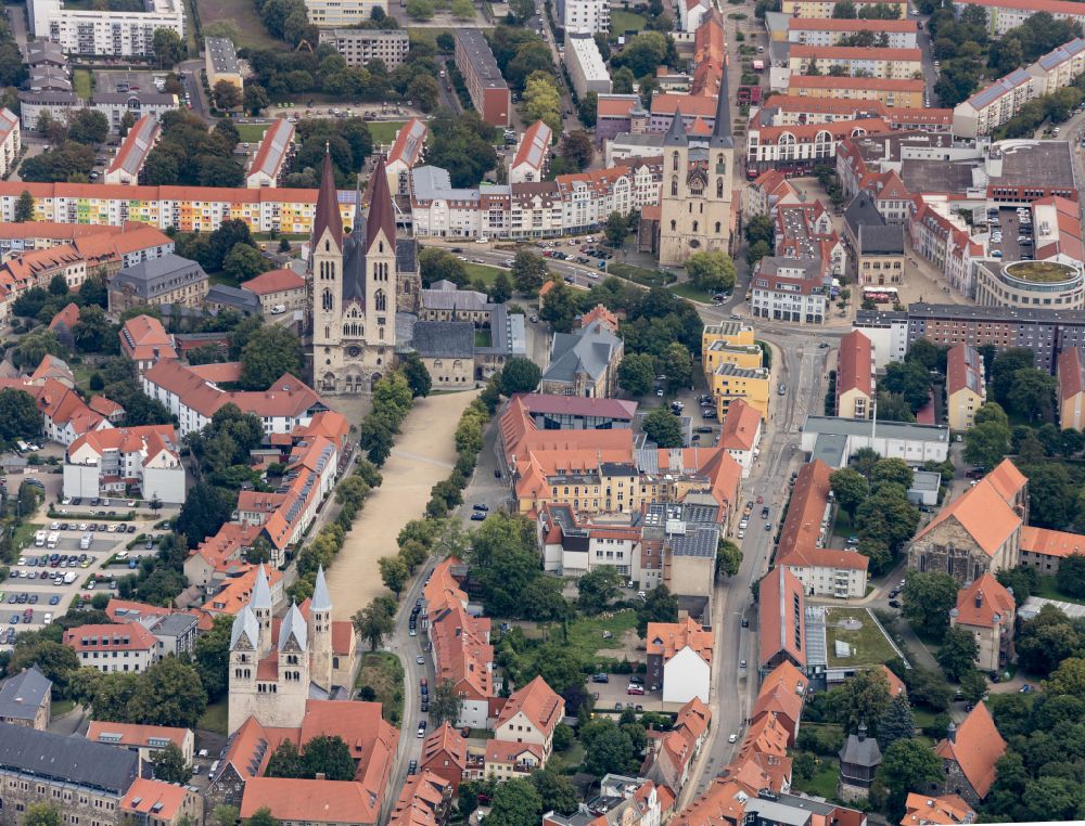 Luftaufnahme Halberstadt - Kirchengebäude des Dom und Domschatz in Halberstadt im Bundesland Sachsen-Anhalt, Deutschland