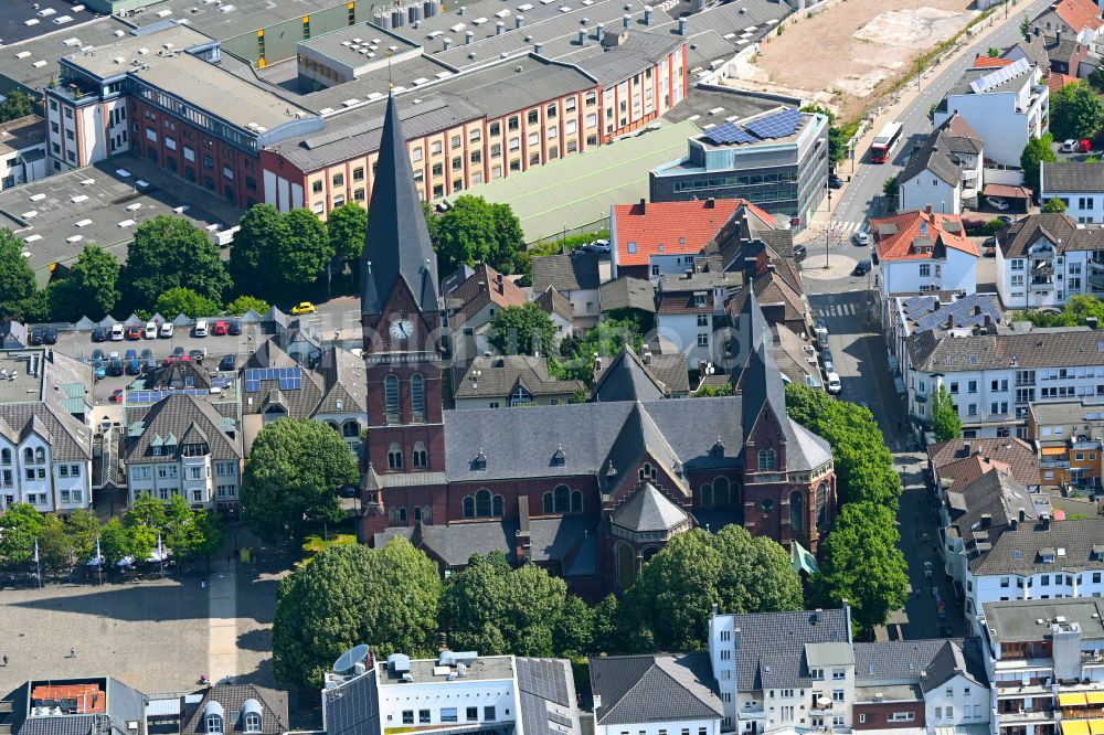 Luftaufnahme Arnsberg - Kirchengebäude des Dom zu Neheim St. Johannes-Baptist am Neheimer Markt in Arnsberg im Bundesland Nordrhein-Westfalen, Deutschland