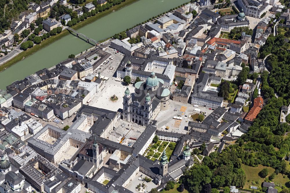 Salzburg von oben - Kirchengebäude Dom zu Salzburg in der Altstadt in Salzburg in Österreich