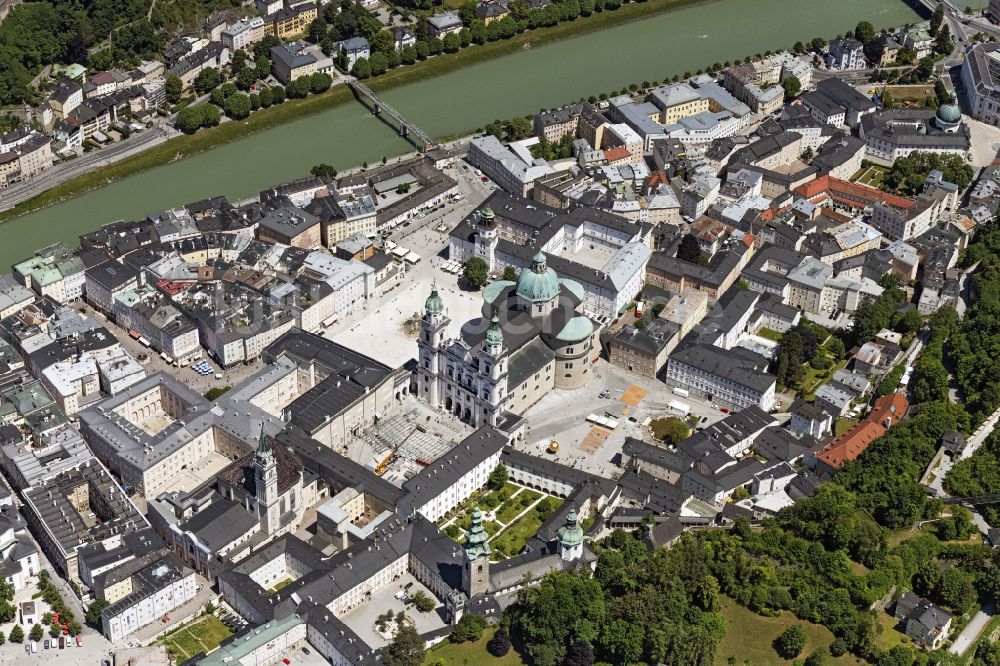 Salzburg aus der Vogelperspektive: Kirchengebäude Dom zu Salzburg in der Altstadt in Salzburg in Österreich