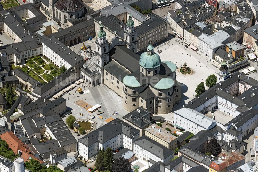 Salzburg von oben - Kirchengebäude Dom zu Salzburg in der Altstadt in Salzburg in Österreich
